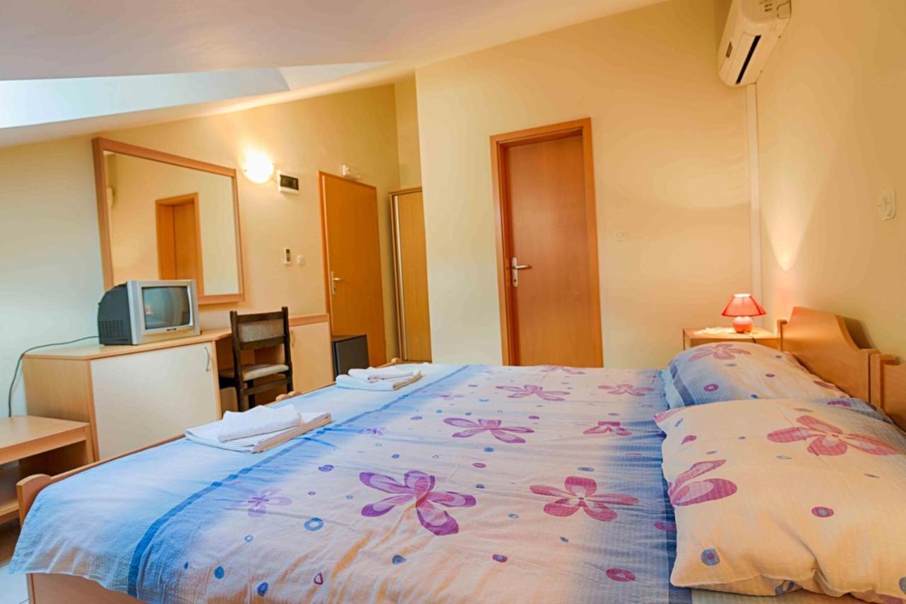 Ariela At The Beach Apartment Stara Novalja Exterior photo